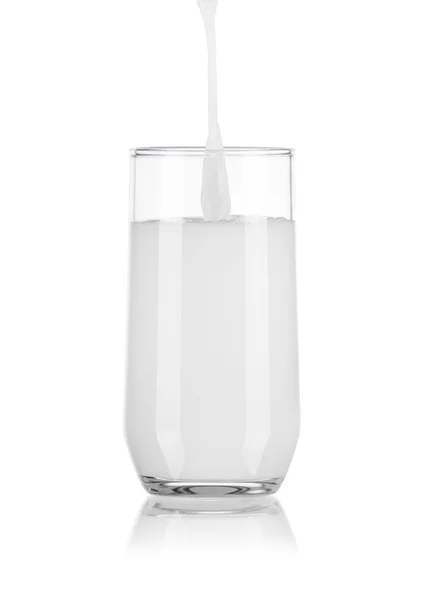 Verter leche en un vaso — Foto de Stock