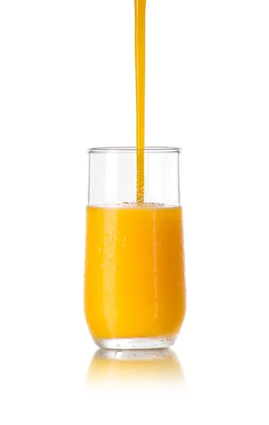 Kalter Saft in ein Glas gießen — Stockfoto