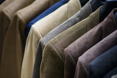 erkekler moda mağazasında ceketler