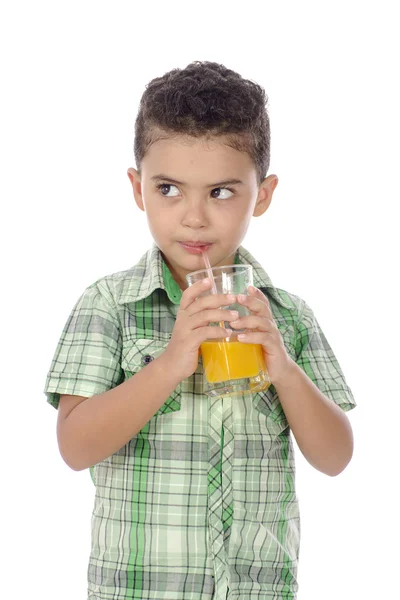 Un garçon buvant du jus et regardant loin — Photo