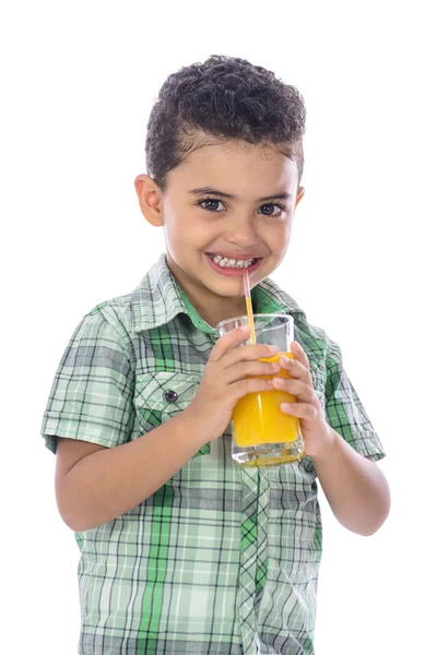 Menino feliz bebendo um copo de suco — Fotografia de Stock