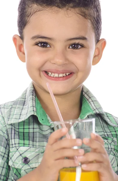 Liten glad pojke dricka ett glas juice — Stockfoto