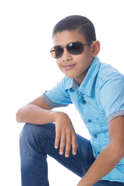 Мальчик в солнечных очках позирует для фотографии — стоковое фото