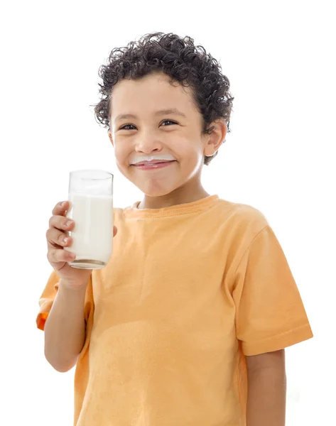 Piccolo ragazzo felice con bicchiere di latte — Foto Stock