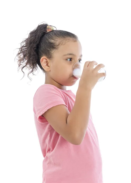 Mädchen trinkt frische Milch — Stockfoto