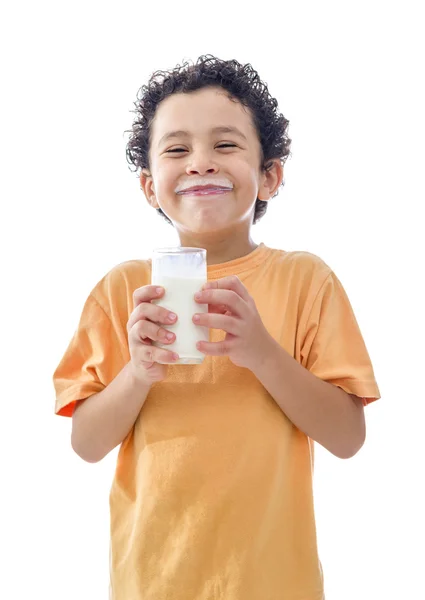Petit garçon avec un verre de lait — Photo