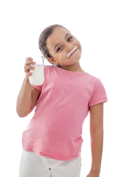 Маленькая счастливая девочка со стаканом молока — стоковое фото