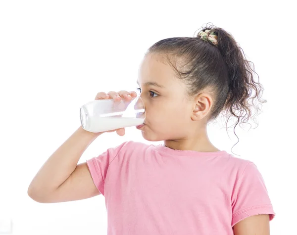 Ragazza che beve bicchiere di latte — Foto Stock