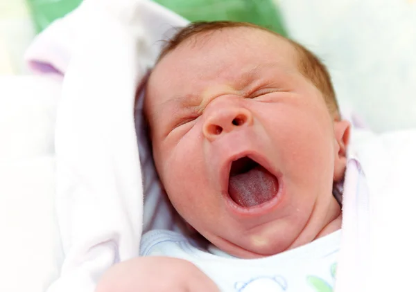 Bebê recém-nascido bocejo — Fotografia de Stock