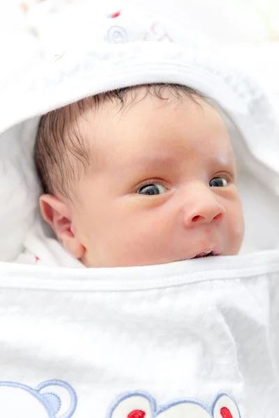 Новий народилася дитина дивлячись на камеру — стокове фото