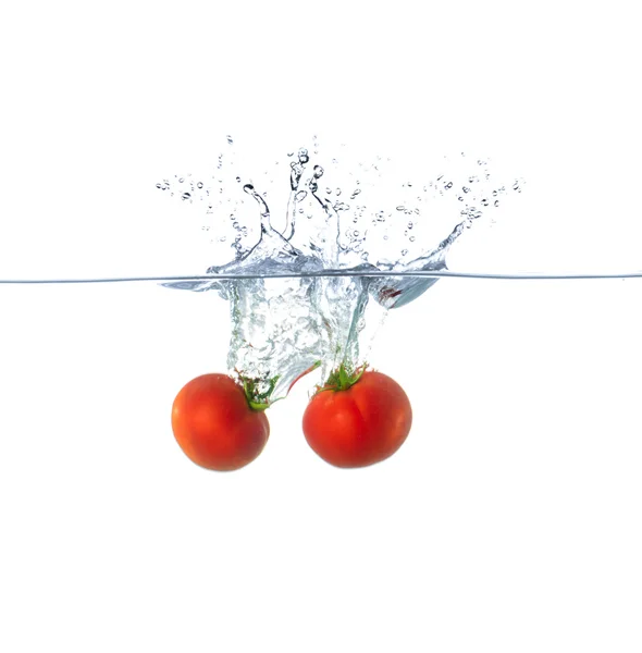 Rode tomaten plons in water — Stockfoto