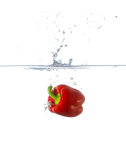新鲜红辣椒水中 — 图库照片