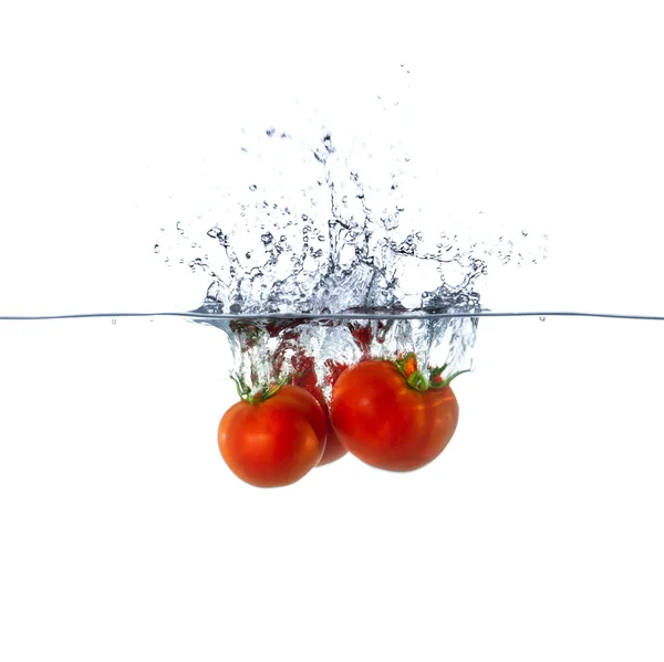 Verse rode tomaat vruchten zinken in water — Stockfoto