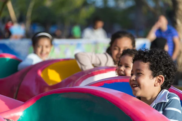 Joyeux jeunes enfants au parc d'attractions — Photo