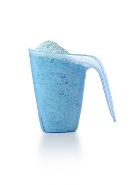 bir ölçme fincan içinde deterjan yıkama