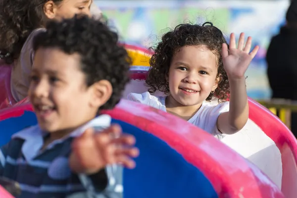 Jovem feliz no parque de diversões — Fotografia de Stock