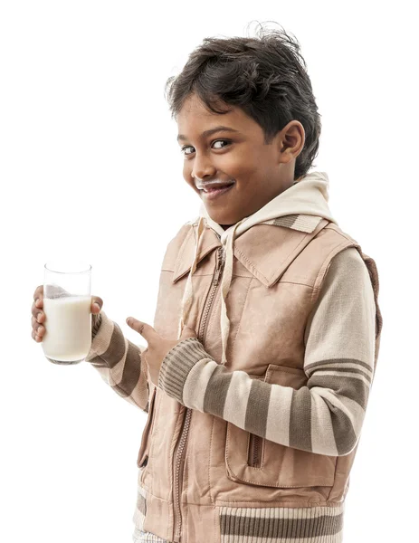 Ragazzo felice con latte — Foto Stock