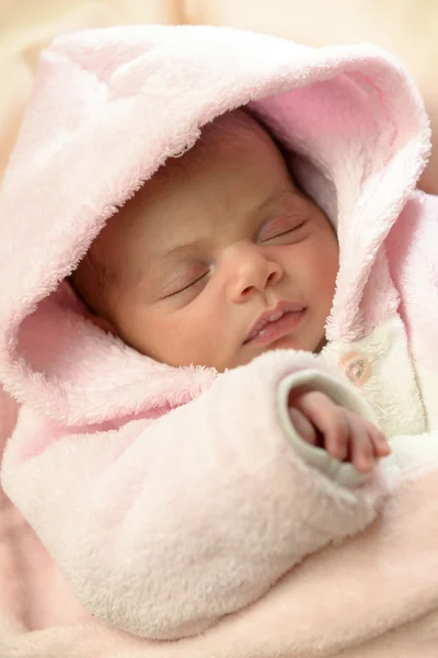 Bebé recién nacido durmiendo — Foto de Stock