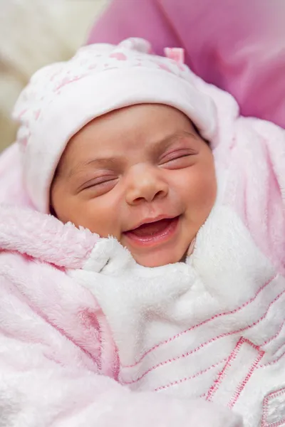 Bebê recém-nascido sorrindo — Fotografia de Stock