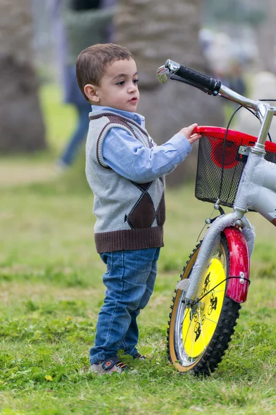 自転車に若い男の子 — ストック写真