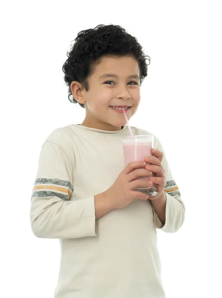 Glad pojke med mjölk shake — Stockfoto