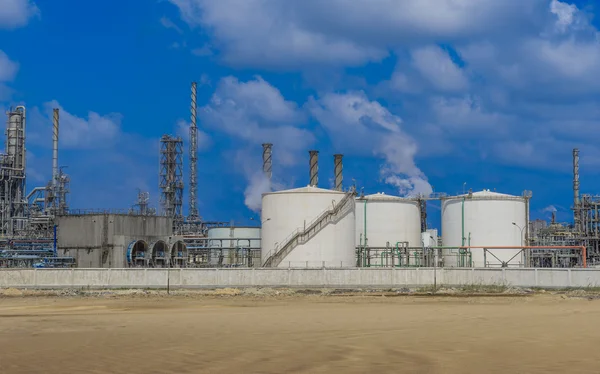 Нефтегазоперерабатывающий завод — стоковое фото