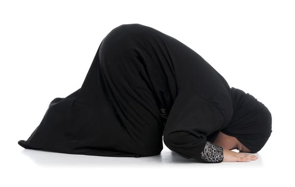 Junge Muslimin betet Sujud — Stockfoto