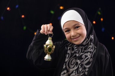 Ramazan fener ile kutluyor mutlu Müslüman kız