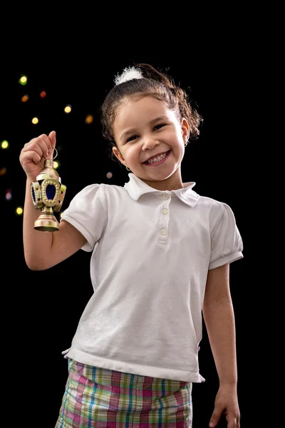 快乐的年轻女孩与斋月灯 — 图库照片