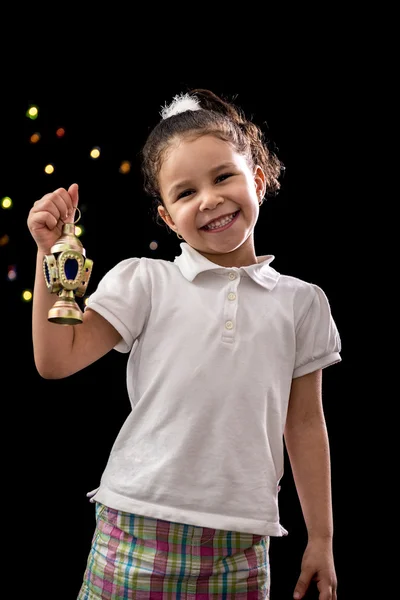 Gelukkig jong meisje met ramadan lantaarn — Stockfoto