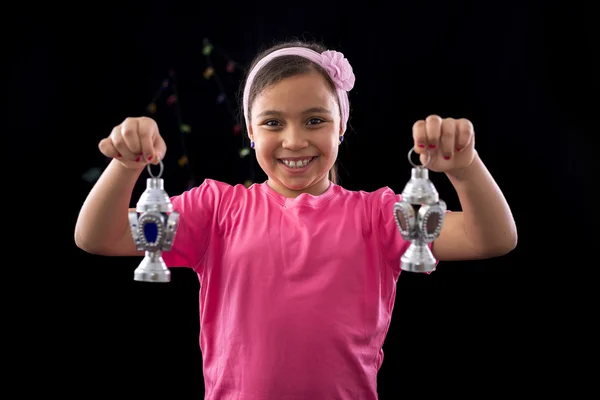 Chica feliz con linternas de Ramadán — Foto de Stock