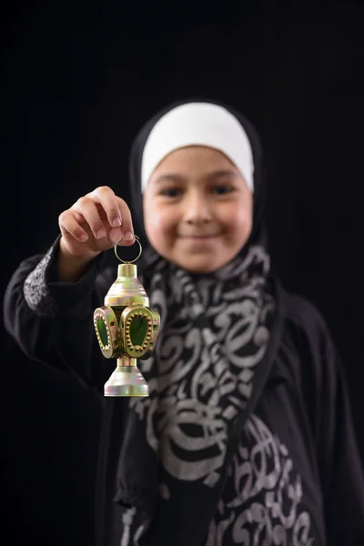 Glückliches muslimisches Mädchen mit Ramadan-Laterne — Stockfoto