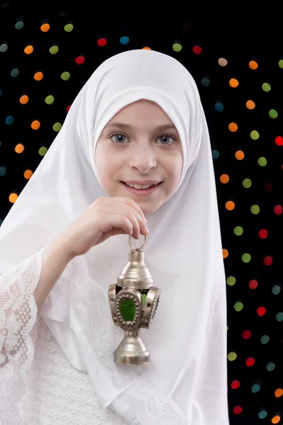 Schönes muslimisches Mädchen im weißen Hejab mit Ramadan-Laterne — Stockfoto