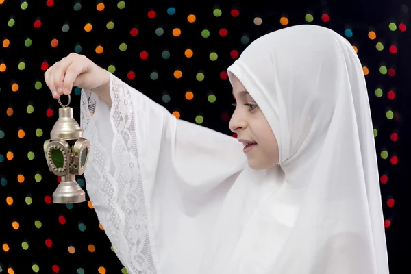 Menina muçulmana em branco Hejab segurando lanterna — Fotografia de Stock