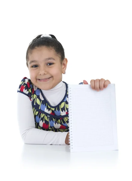 Посміхаючись школярка з домашнім завданням зроблено — стокове фото