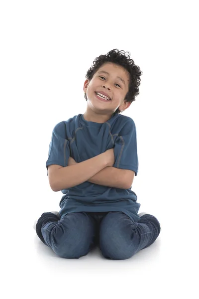 Uśmiechnięty chłopiec z skrzyżowanymi rękami — Zdjęcie stockowe