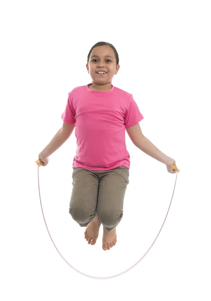 年轻的女孩表演跳绳 — 图库照片
