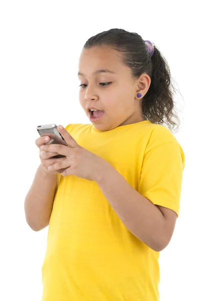 Menina bonita chocado usando celular — Fotografia de Stock