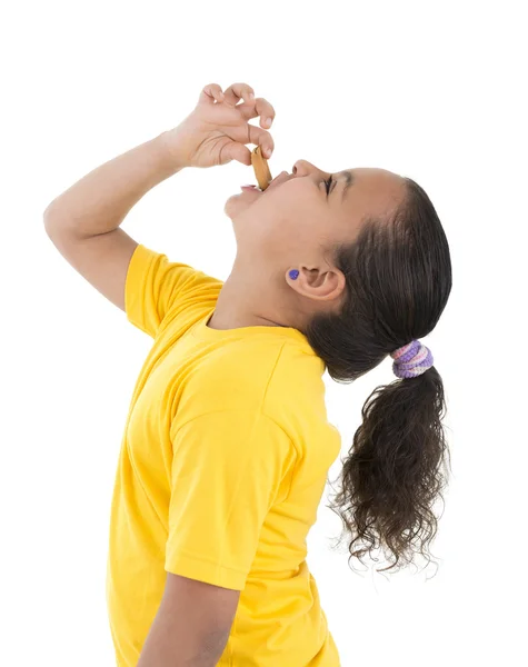 Chica hambrienta comiendo galletas — Foto de Stock