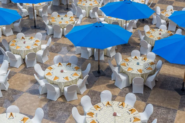 Restaurant tafels en parasols — Stockfoto