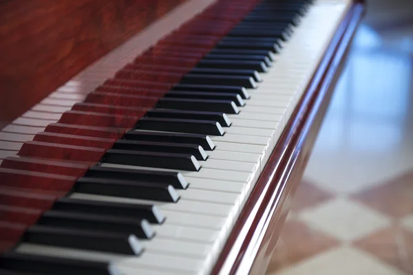 Vit och svart piano nycklarna i rad — Stockfoto