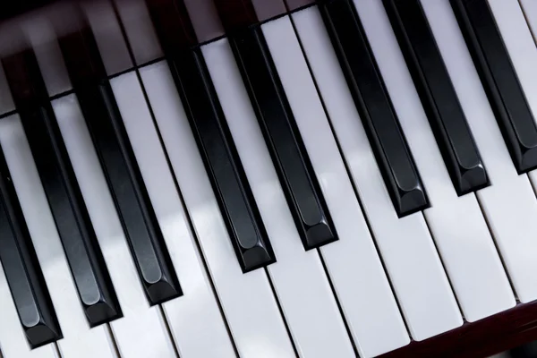 Teclas de piano branco e preto Closeup — Fotografia de Stock
