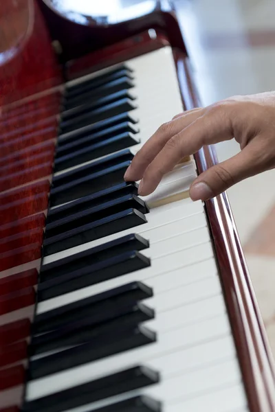 Відтворення музики на фортепіано — стокове фото