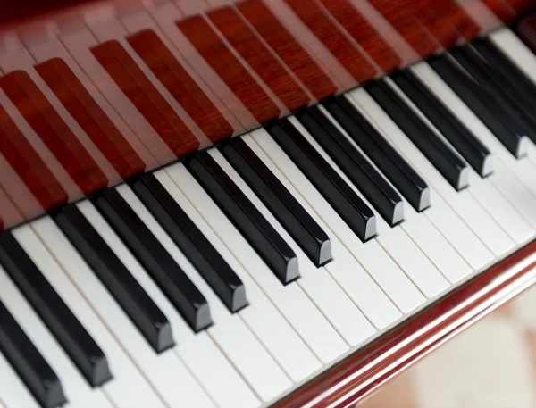 光沢のあるピアノのキー — ストック写真