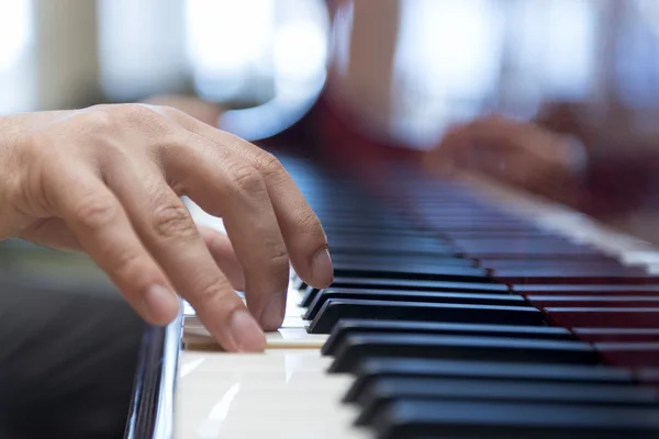 Hand spelen piano toetsen — Stockfoto