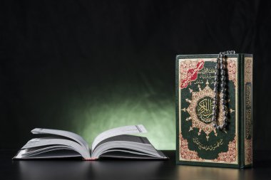 Kuran kutsal kitap kapalı ve açık
