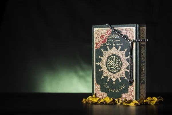 Quran heiliges Buch und Subha — Stockfoto