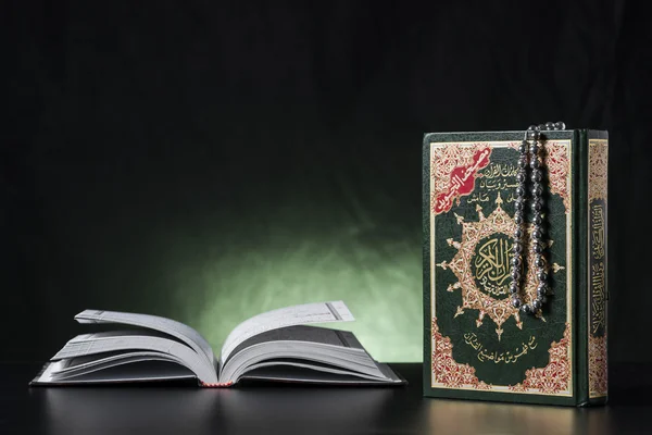 Quran Holy Book Closed and Open — Stock Photo, Image