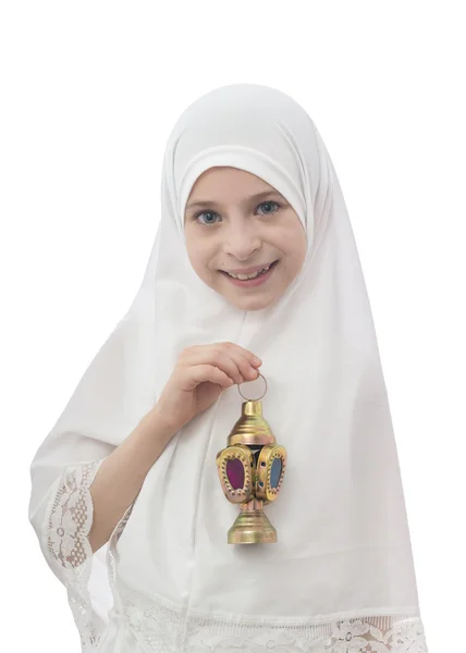 Mooi moslim meisje in hejab houden ramadan lantaarn — Stockfoto