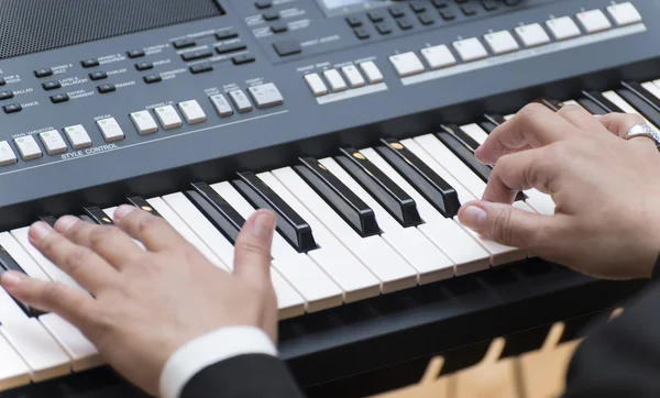 Mãos Palying Piano eletrônico — Fotografia de Stock